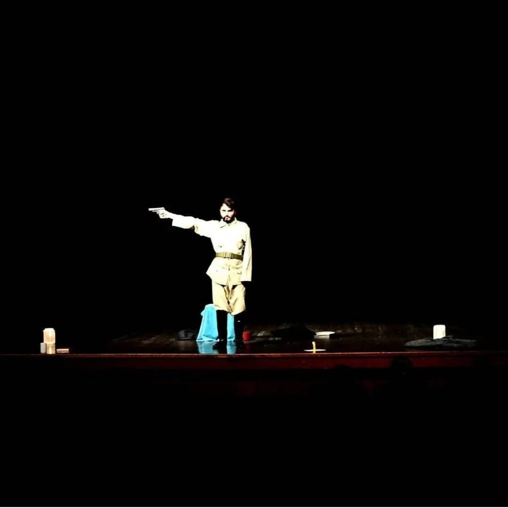 “Salih Bozok Mustafa Kemal’im” Tek Kişilik Tiyatro Oyunu Seyircisiyle Buluşmaya Devam Ediyor “Salih Bozok Mustafa Kemal’im” Tek Kişilik Tiyatro Oyunu Seyircisiyle Buluşmaya Devam Ediyor