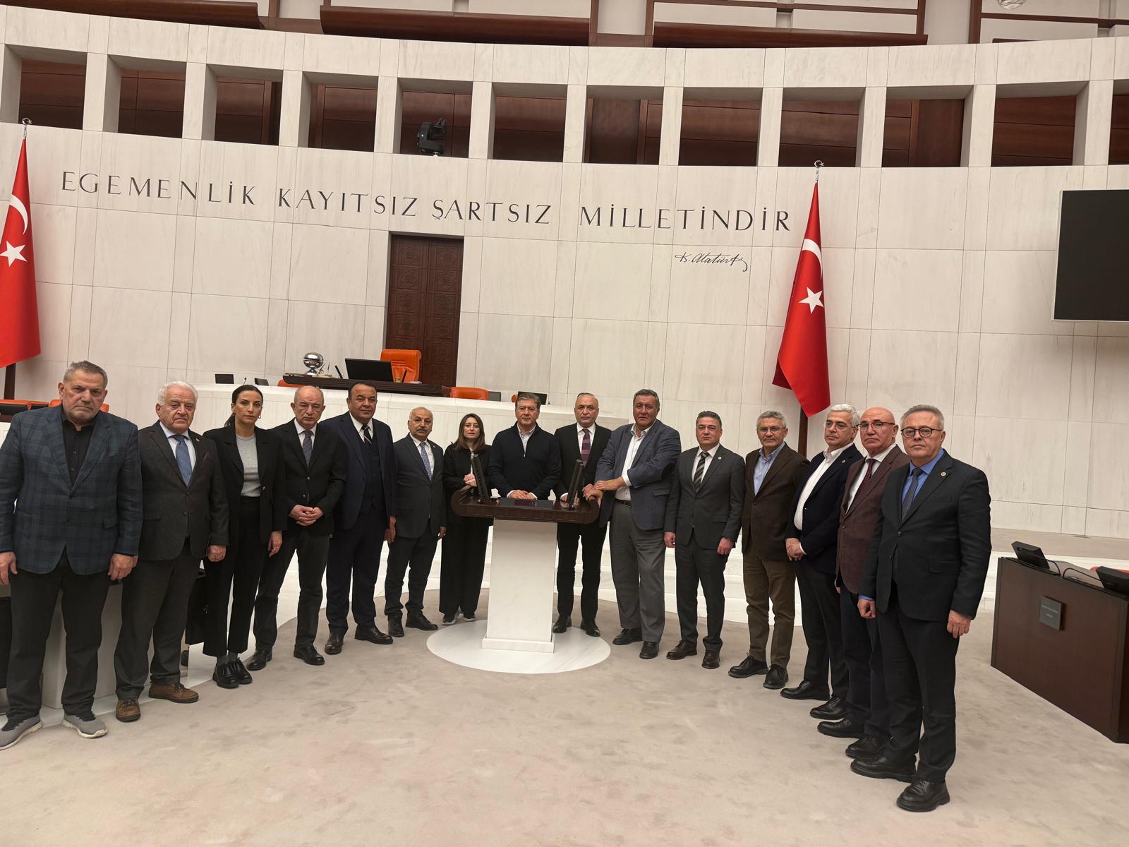 EMEKLİLER İKTİDAR YÜZÜNDEN CAN ÇEKİŞİYOR EMEKLİLER İKTİDAR YÜZÜNDEN CAN ÇEKİŞİYOR