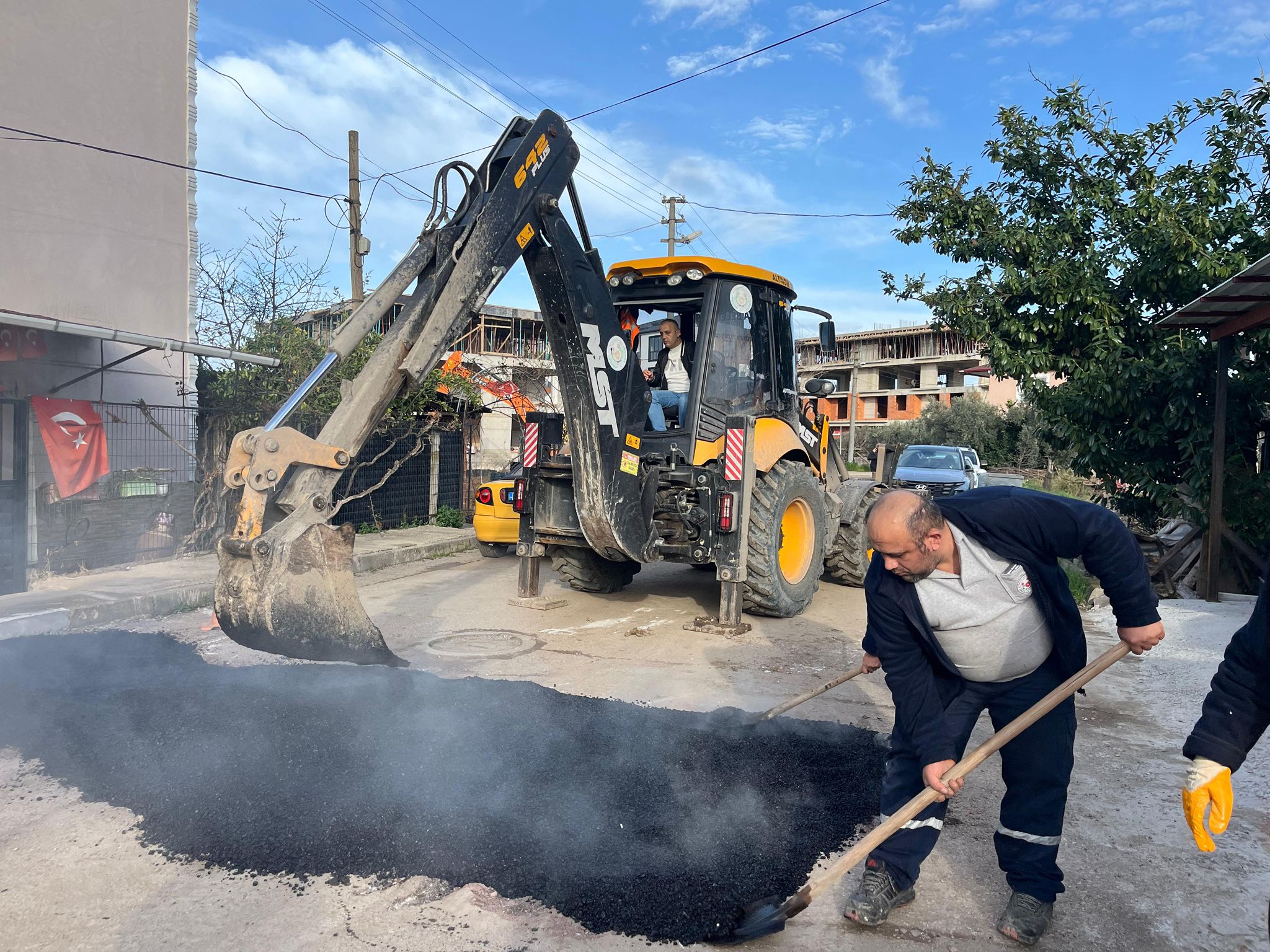ALTINOVA’DA YOL ONARIM ÇALIŞMALARI ARALIKSIZ DEVAM EDİYOR ALTINOVA’DA YOL ONARIM ÇALIŞMALARI ARALIKSIZ DEVAM EDİYOR