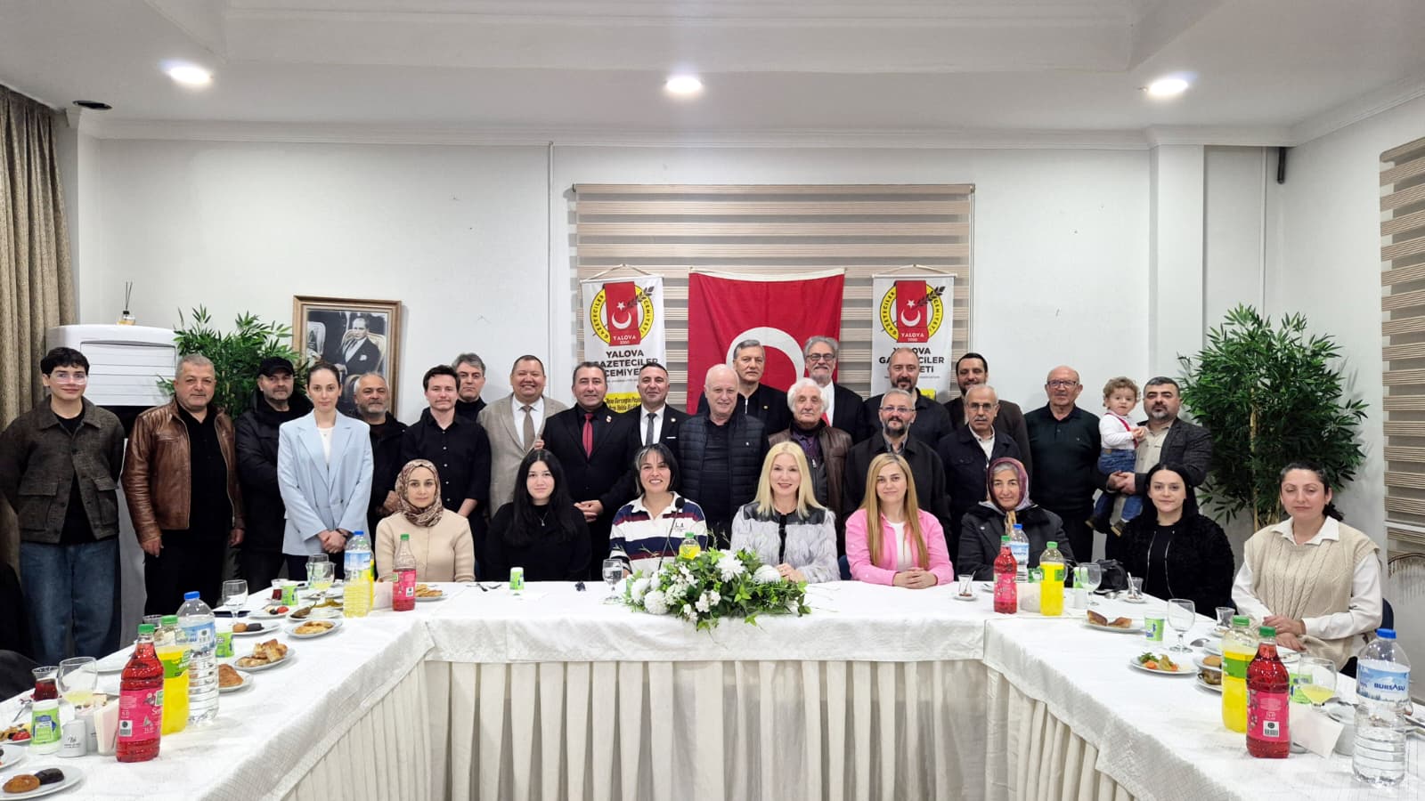 İFTAR SOFRASI, EMEKÇİ GAZETECİLER İÇİN KURULDU İFTAR SOFRASI, EMEKÇİ GAZETECİLER İÇİN KURULDU